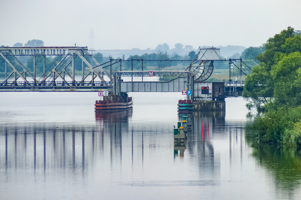 Zwodzony most kolejowy na Regalicy