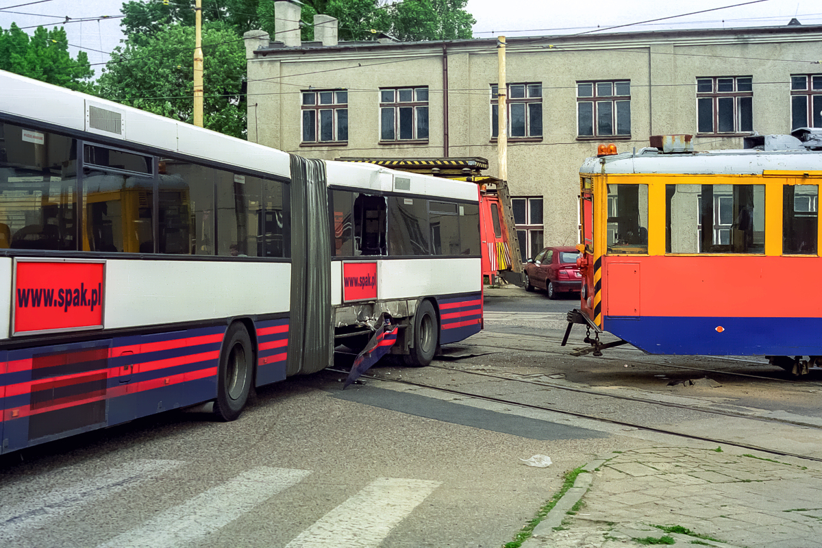 Zderzenie 4N #032 z Volvo B10MA #1572