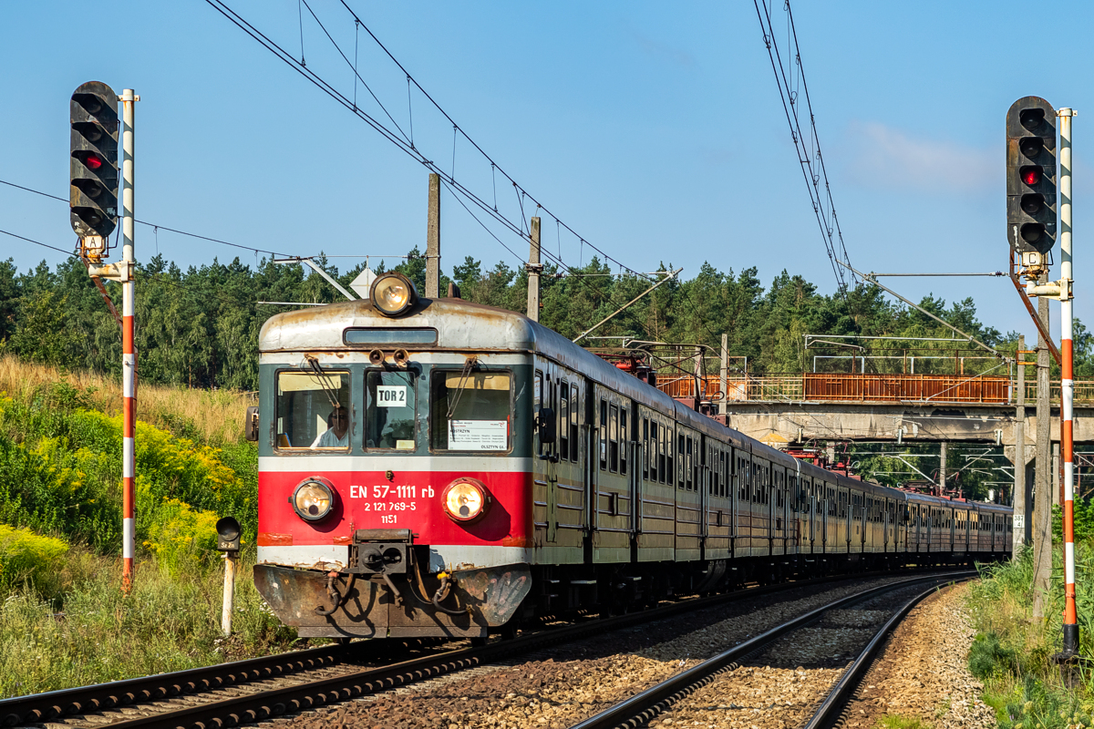 EN57-1111+1068+1095: podg. Dąbrówka Zbąska