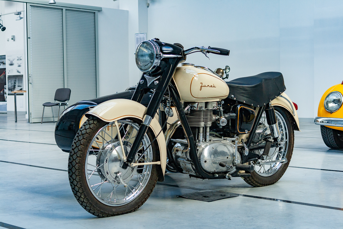 Junak M10