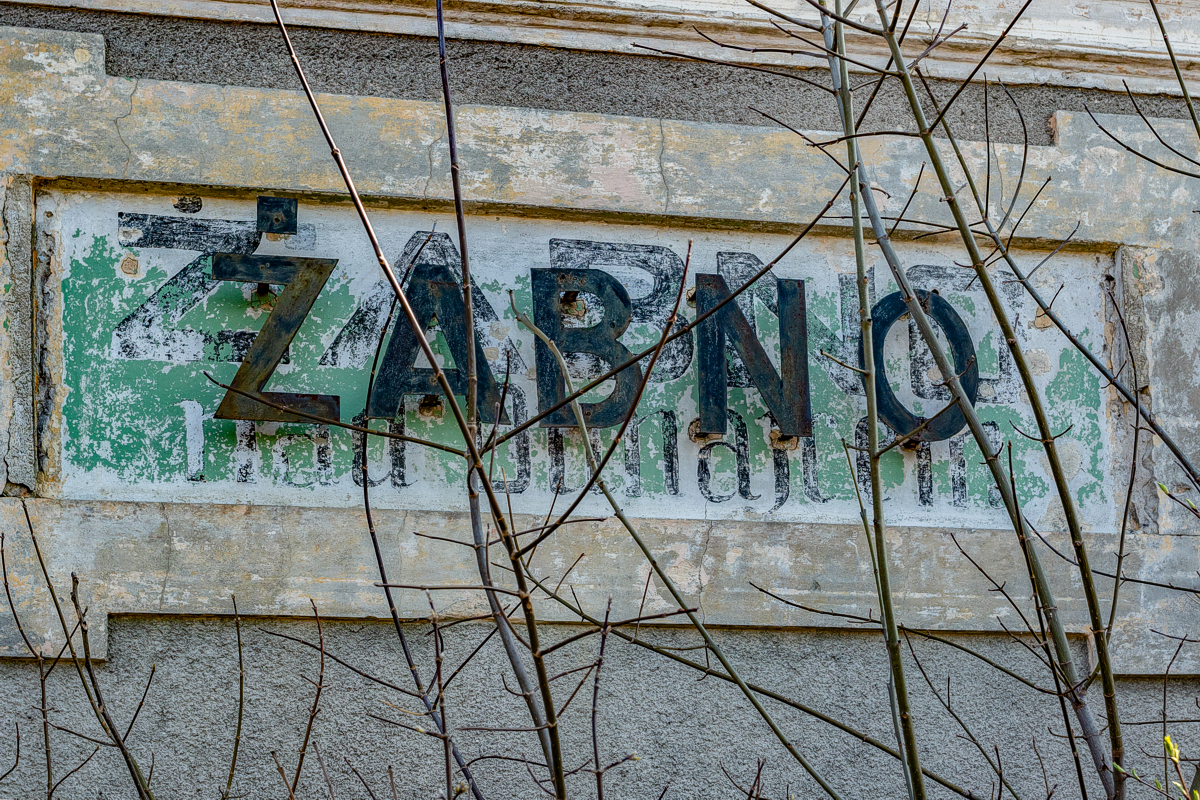Żabno - napis