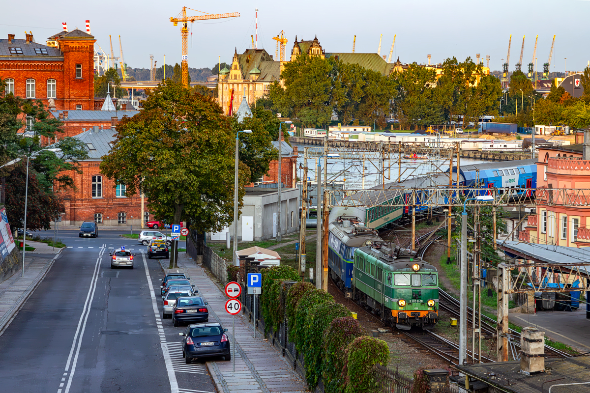 EU06-01+ET22-1049: Szczecin Główny