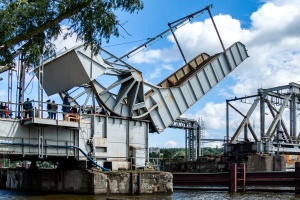 Zwodzony most kolejowy na Regalicy